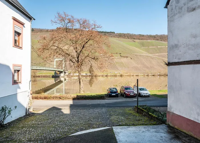 Gasthaus 招待所 贝恩卡斯特尔-屈斯